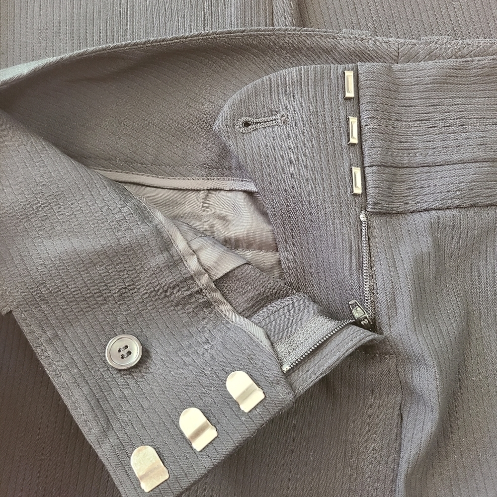 The Limited Exact Stretch Black Pinstripe Cropped Pants Size 4 - Picture 4 of 5